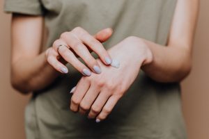 Jak walczyć z przesuszoną skórą zimą? Sprawdzone triki