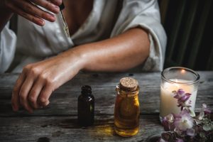 Trendy w makijażu 2024: naturalność, neonowe akcenty i soft glam