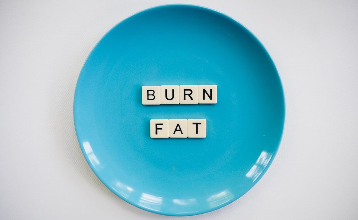 a blue plate with the words burn fat spelled on it